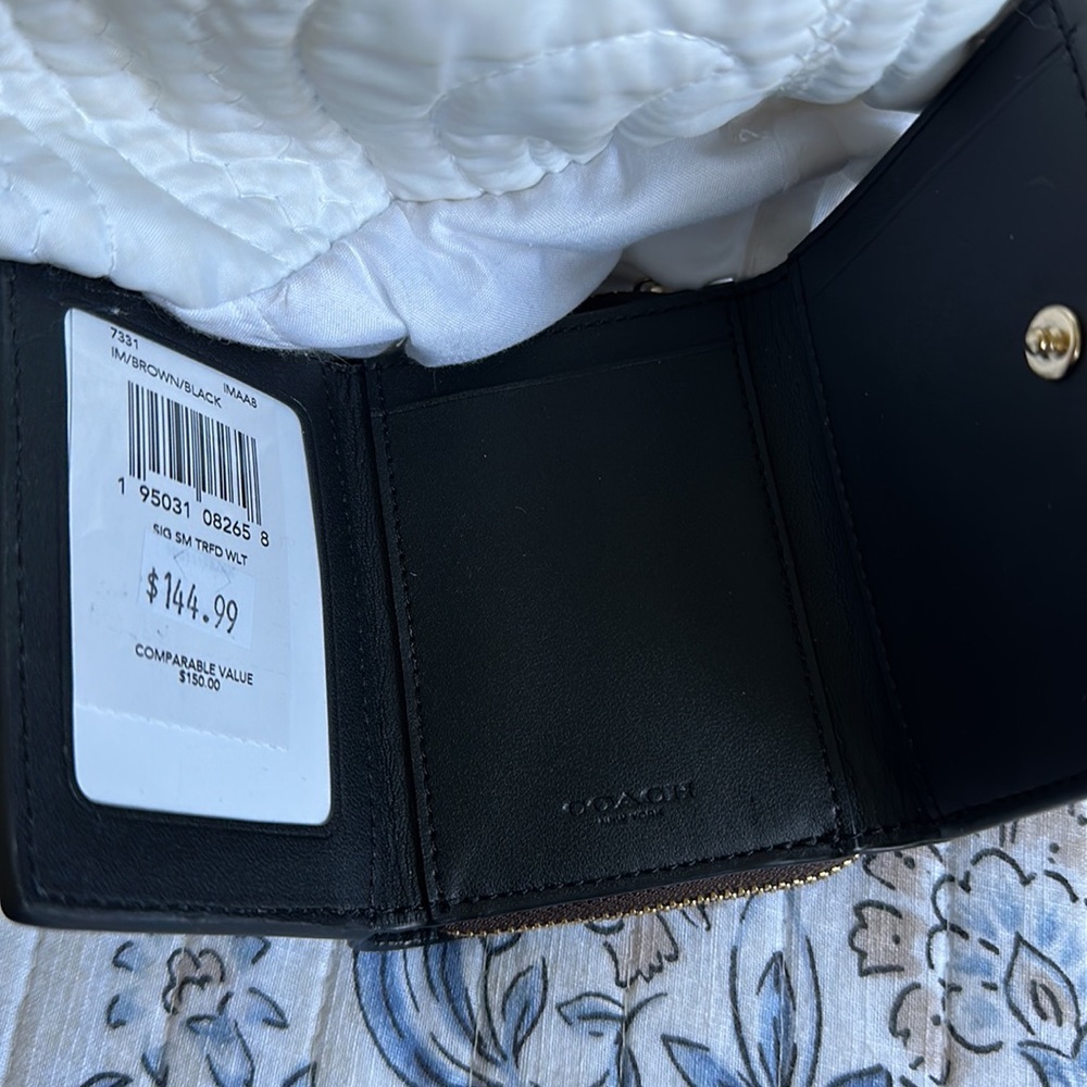 🥰- Coach Wallet 🥰 - Picture 2 of 5